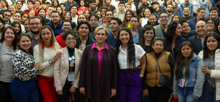 Se reúnen jóvenes estudiantes con la exalcaldesa de Barcelona Ada Colau para discutir “Otra forma de hacer política es posible”